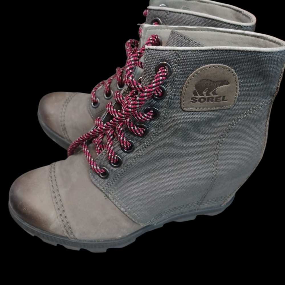 Sorel Gray Women's Boots with Red Laces